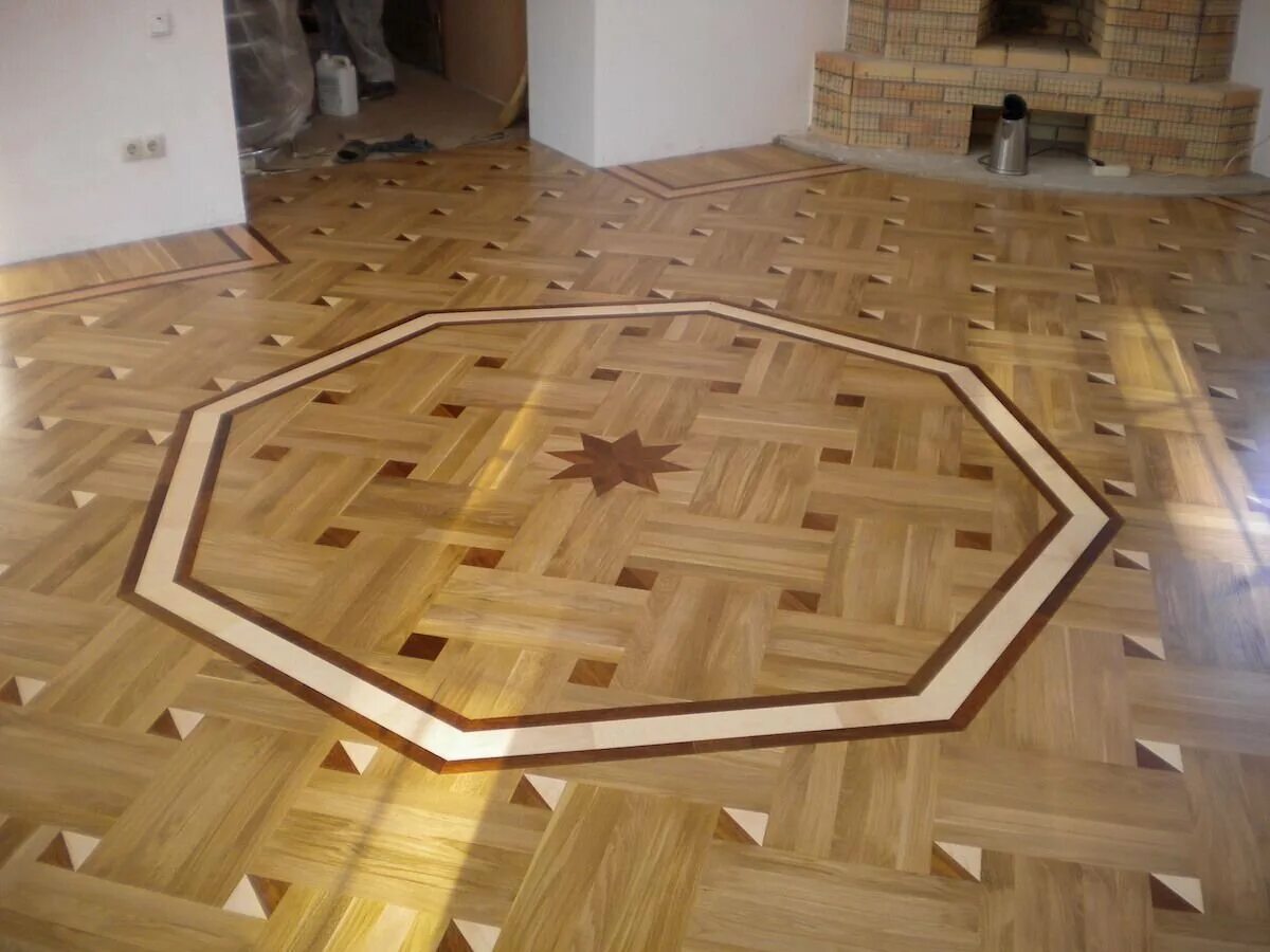 пол в эрмитаже. стол из художественного паркета. наборный паркет в интерьере. интерьер без мебели. художественный паркет укладка.