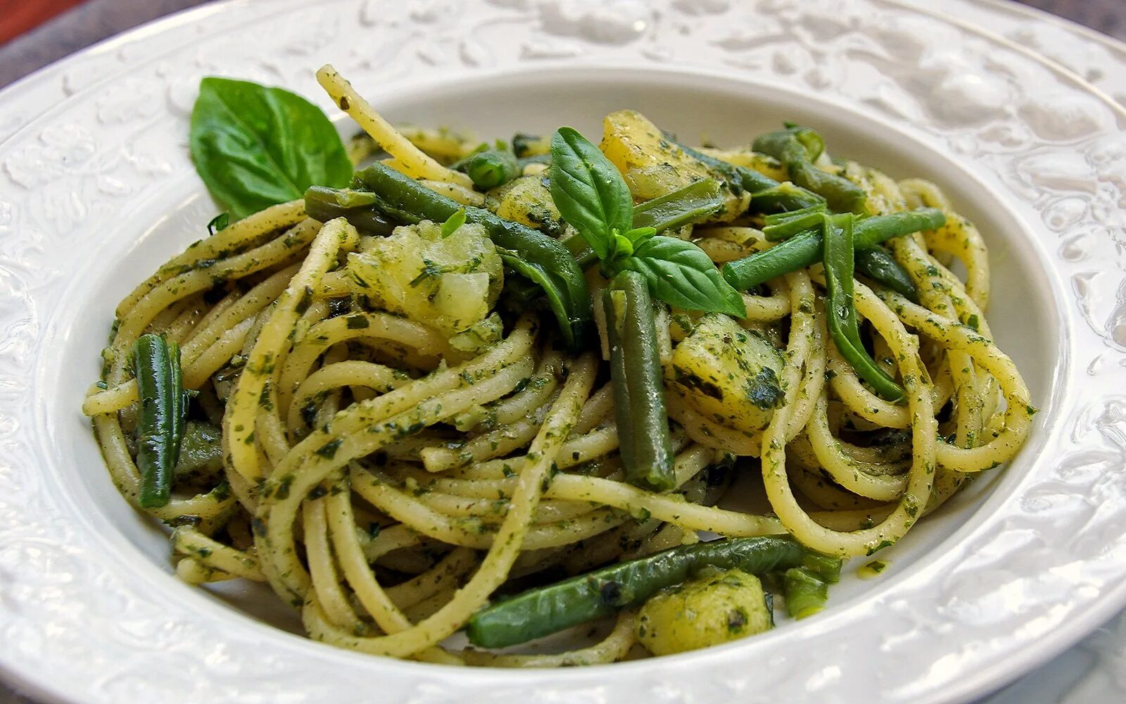 Пенне с соусом песто. Шпинатные фетучини. Паста с песто и пармезаном. Pesto pasta. Паста песто с базиликом.