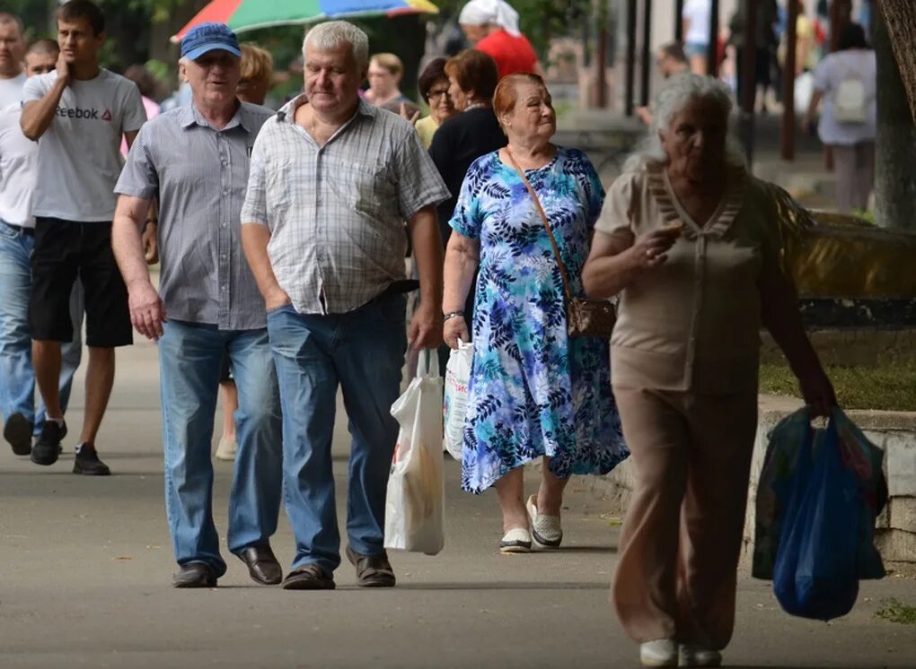 В мае повысят. Россияне. 1 Мая в России. 1 Мая люди. ‍ С 1 мая россиянам старше 80 лет повысят пенсию на 7500₽.