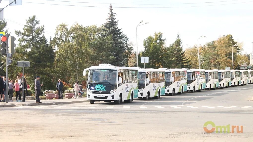 55 автобус юбилейный. Автобус Омск. Первые омские автобусы. Автобус Кароса Омск. Автобус 197 Омск.