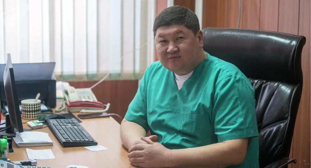 Доктор киргизов. Бакытбек Нарбеков. Исаков Бакытбек. Врач Киргизия. Уролог Киргизия.