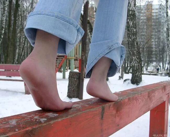 Девушка босиком в городе. Выпускницы в туфлях. Без обуви москва. Туфли на босую ногу. Эконика ессентуки.