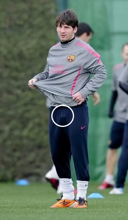 Peni ru. Lionel Messi bulge. Leo Messi penis. Messi Pique bulge. Штаны с Месси.