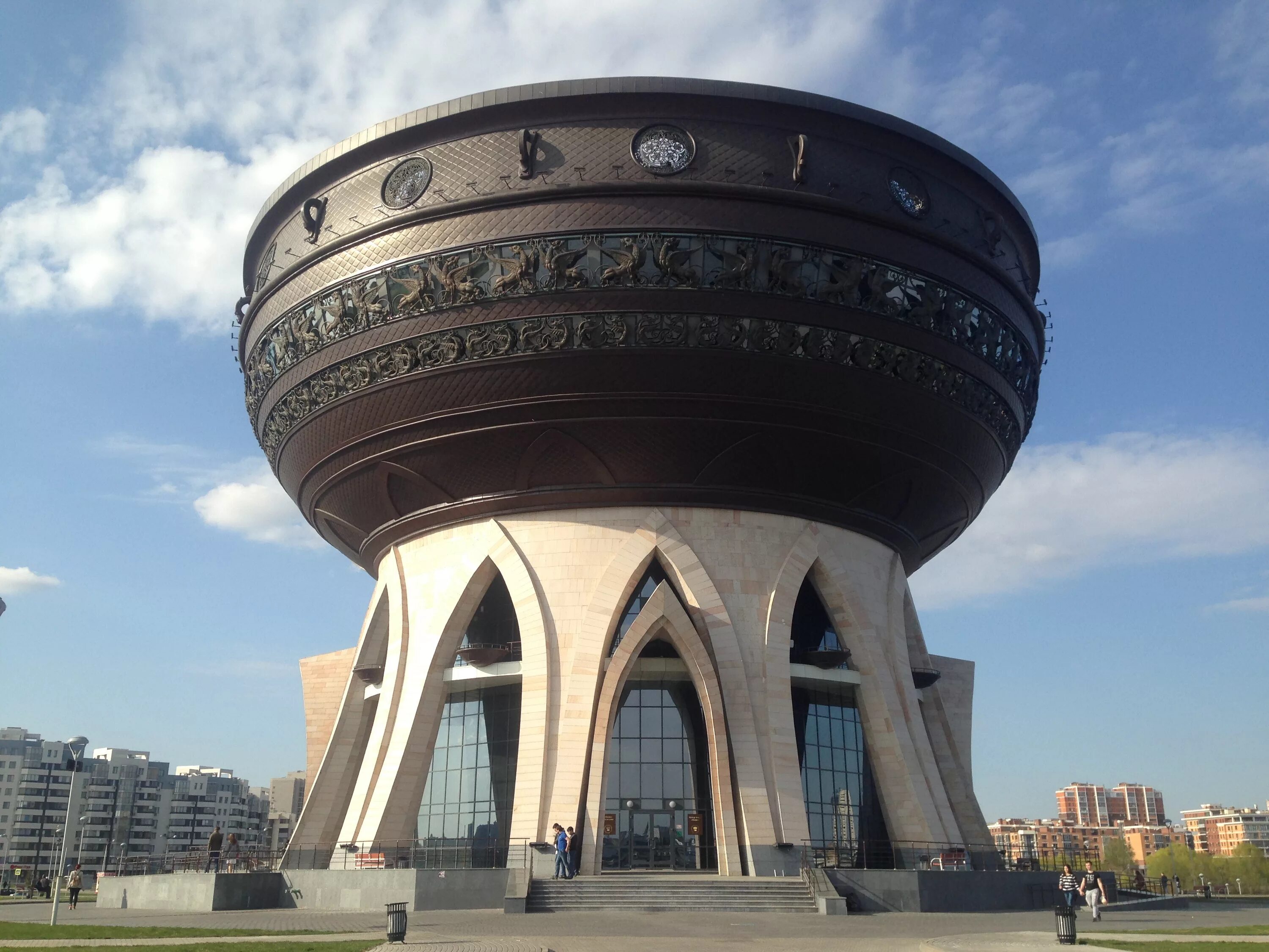 Казань дворец бракосочетаний чаша. Дворец чаша казань. Казанский загс чаша смотровая площадка. Казанская чаша казань. Центр семью казан казань.