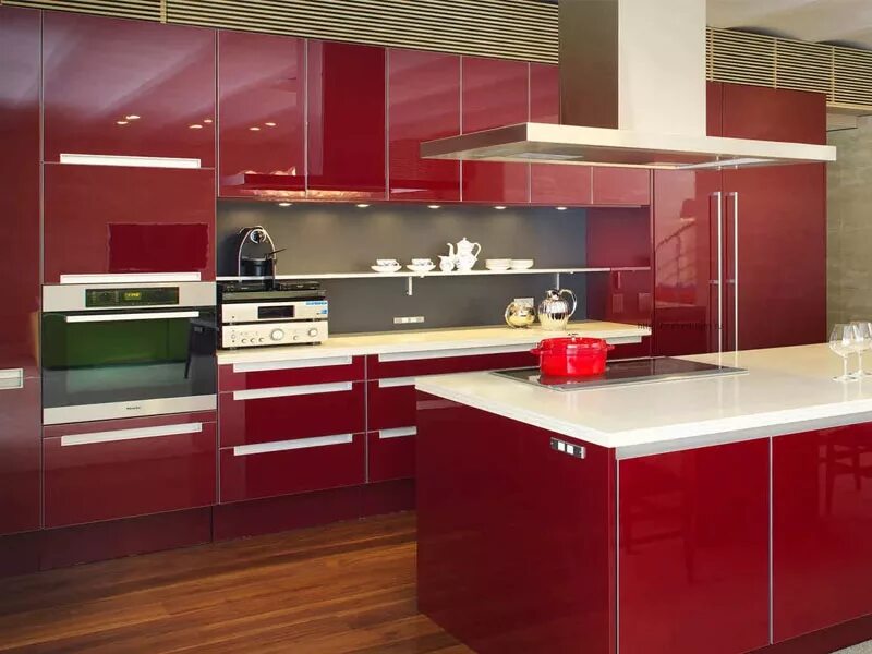 Купить акриловую кухню. Бордовая кухня. Кухни бордового цвета. Пластиковые фасады для кухни. Кухня с бордовыми фасадами.