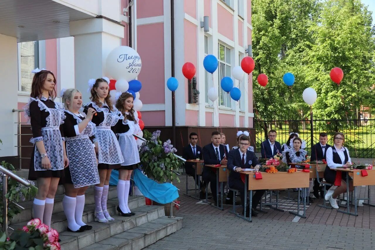 Последний звонок 2024 11 класс в москве. Последний звонок линейка. Последний звонок в 2024 году. Последний звонок линейка. Последний звонок в школах москвы 2022 год.