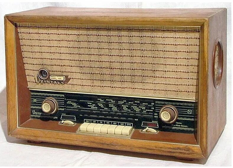 Старые транзисторные радиоприемники. Радиоприемник с цифровым тюнером с питанием от сети. Радиола телефункен. Радиолы ссср 60-70 годов. Старый радиоприемник с антенной.