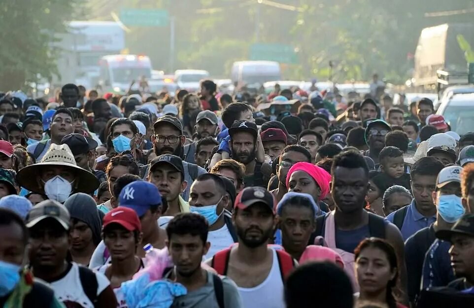 2000 мигрантов. Погибшие из марокко в испании. Hong kong riot police. Марокканские беженцы. Мелилья испания.