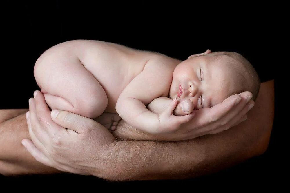 Снится грудной ребенок на руках у меня. Ладонь младенца. Новорожденный на руках. Рука новорожденного ребенка. Младенец на руках.