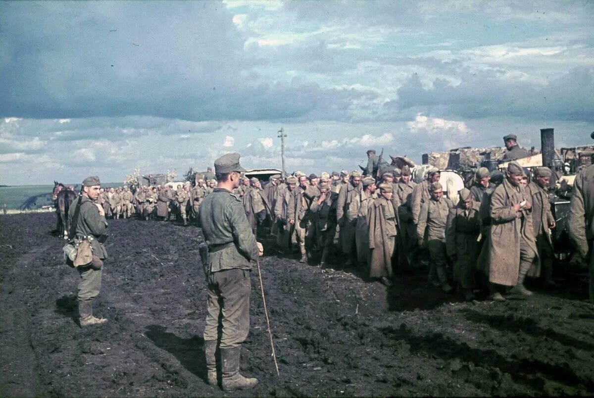 Колонна советских военнопленных 1941. Советские военнопленные 1941. Пленные советские солдаты лето 1941 года. Плен. Советские военнопленные в 1941-1945гг.. Шнеер. Рассказы военнопленных