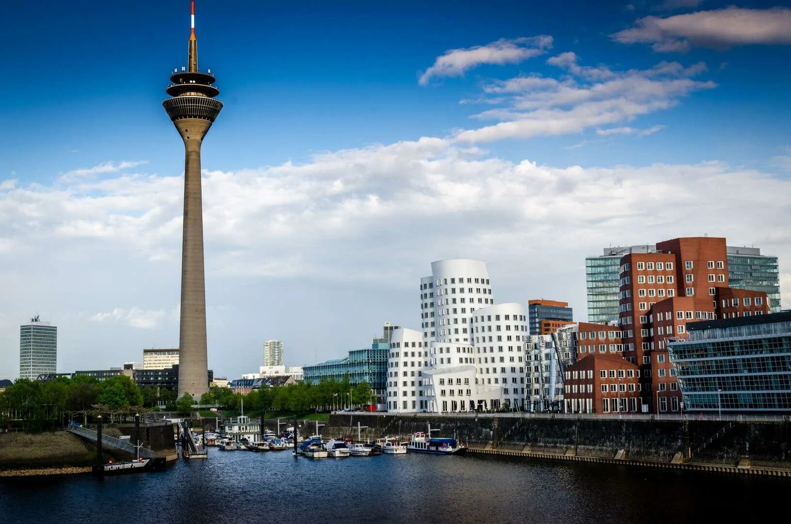 Дюссельдорф время. Дюссельдорф Германия. Город Дюссельдорф (Düsseldorf). Рейнтурм Дюссельдорф. Рейнская набережная Дюссельдорф.