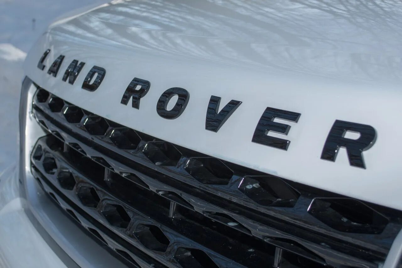 Капот ленд ровер. Надпись на капот Land Rover Discovery. Надпись Рендж Ровер на капот. Надпись ленд Ровер.