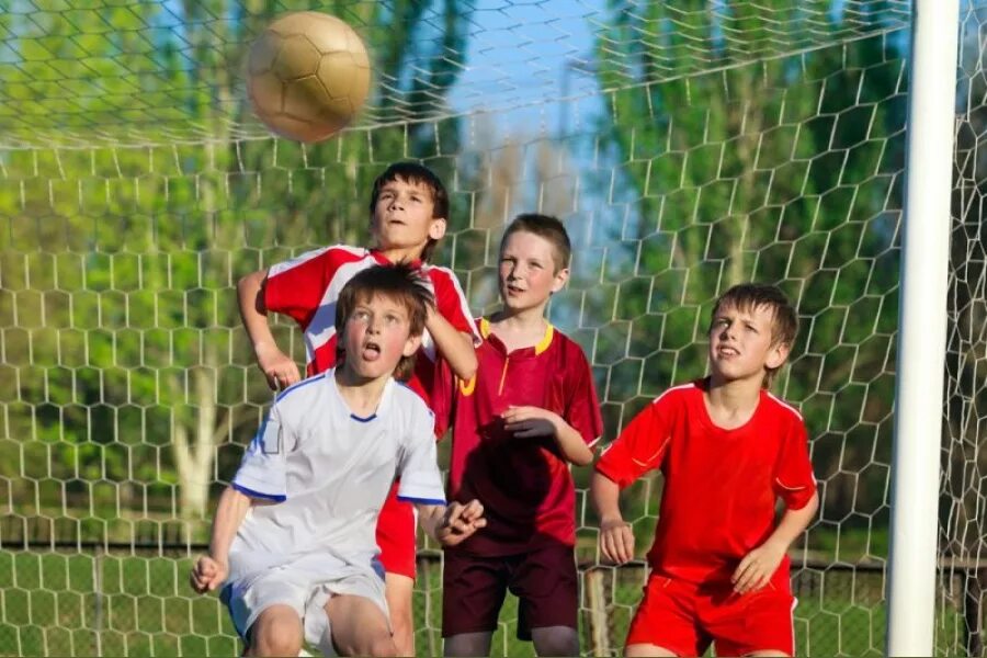 Давайте мальчики сыграем в футбол. Дети играют в футбол. Мальчишки на стадионе. Мальчик играет в футбол. Футбол для детей 12 лет.