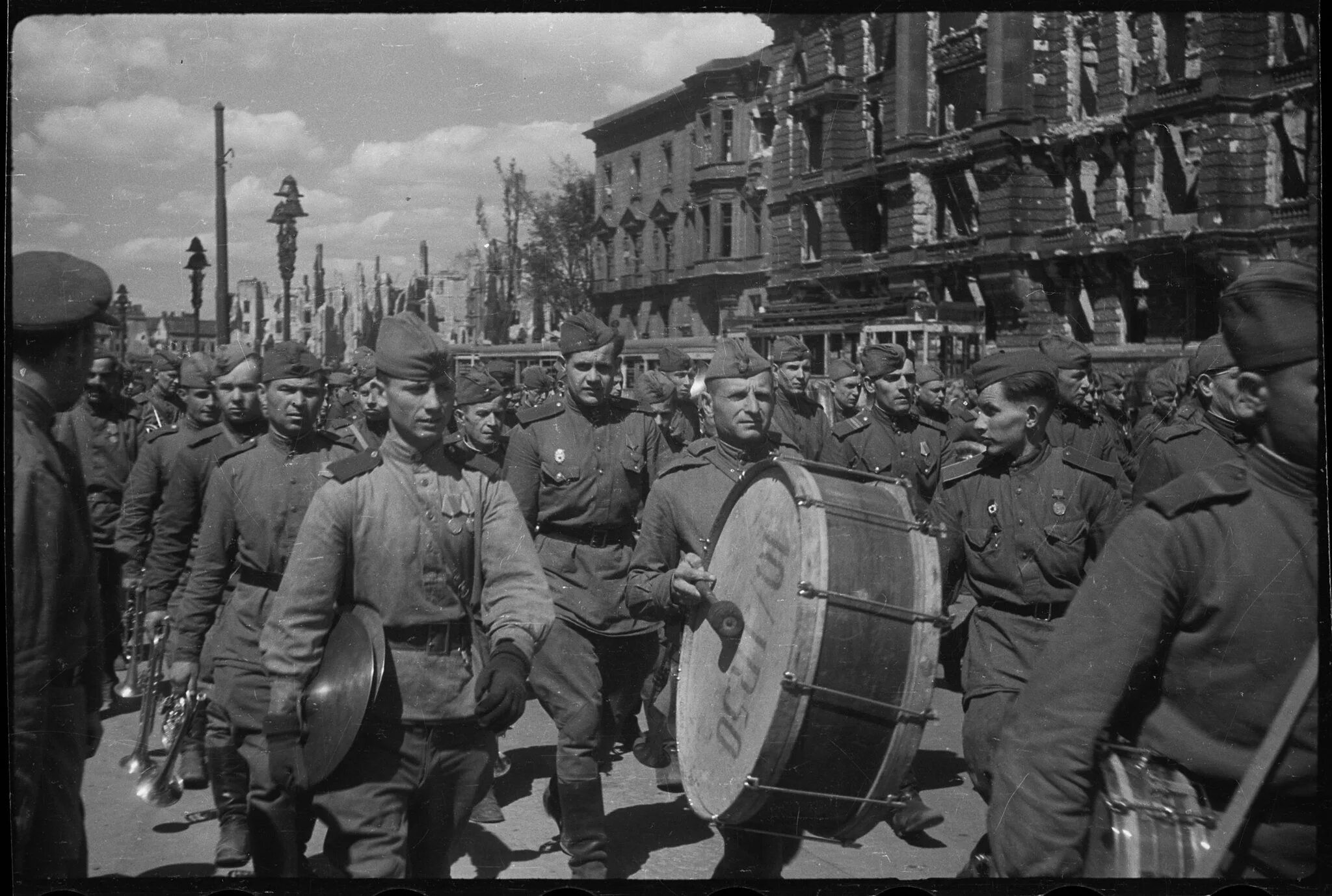 Фотографии второй мировой войны. ВМВ война Берлин 1945. Парад Победы 1945 Берлин май. Парад Победы 4 мая 1945 в Берлине. Красная армия в Берлине 1945.