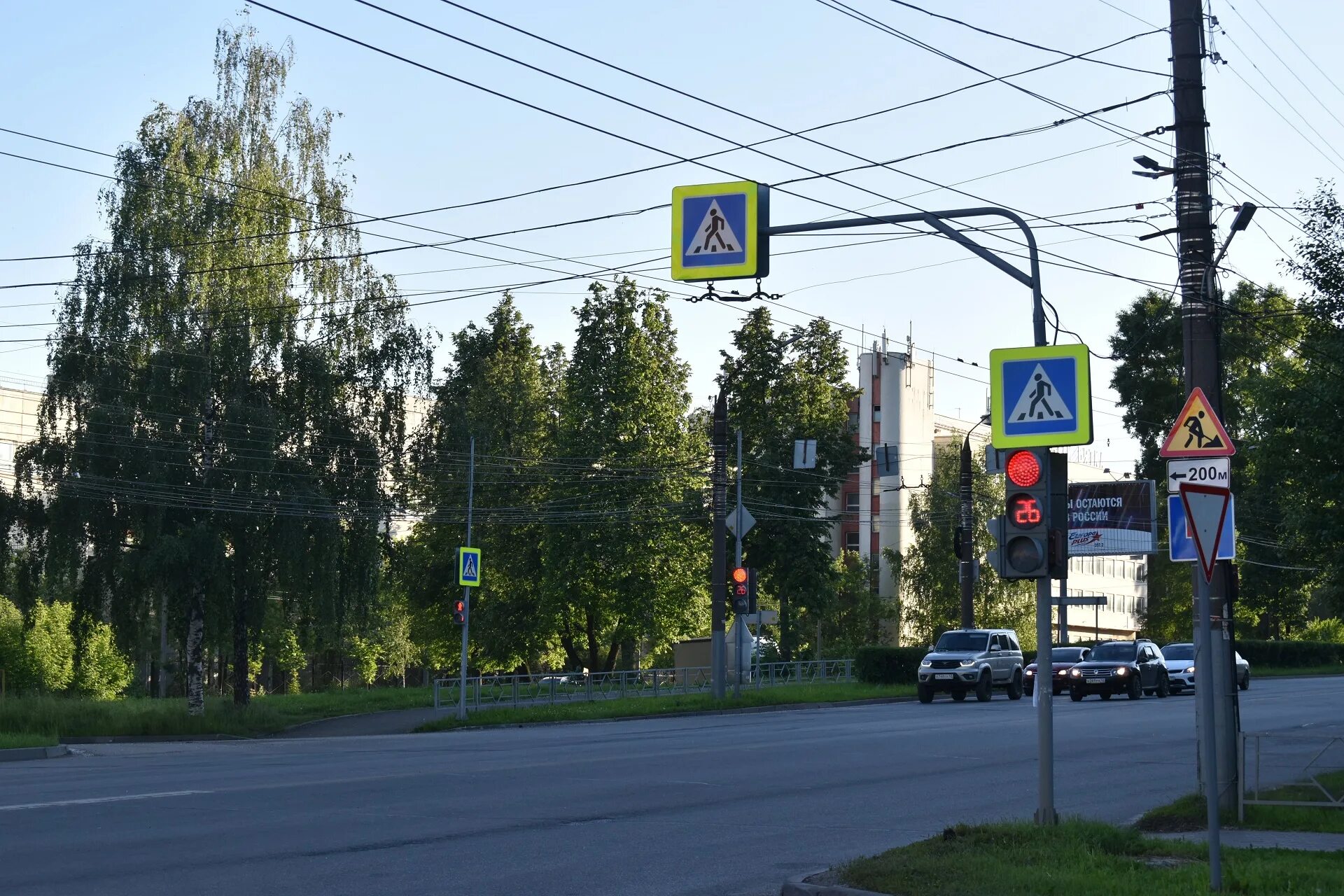 Перекресток со светофором. Светофор слободской телефон. Светофор на варшавском шоссе. Город киров светофоры. Старинный светофор.