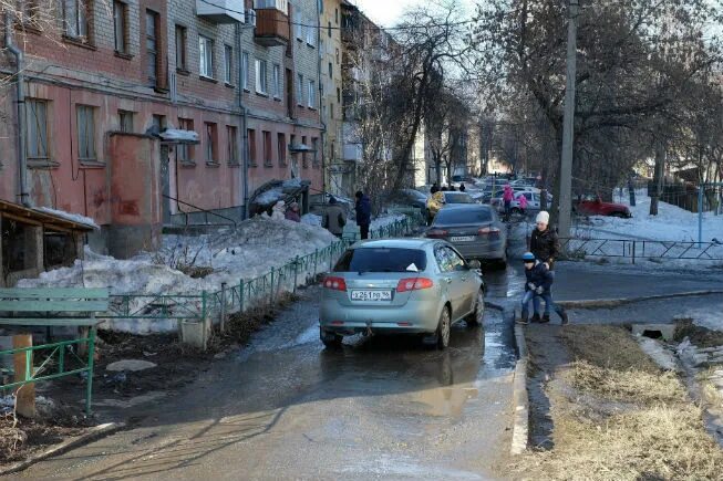 Движение ревда. Цветников азина перекрёсток ревда. ревда перекресток энгельса горького. ревда перекресток энгельса горького фото.