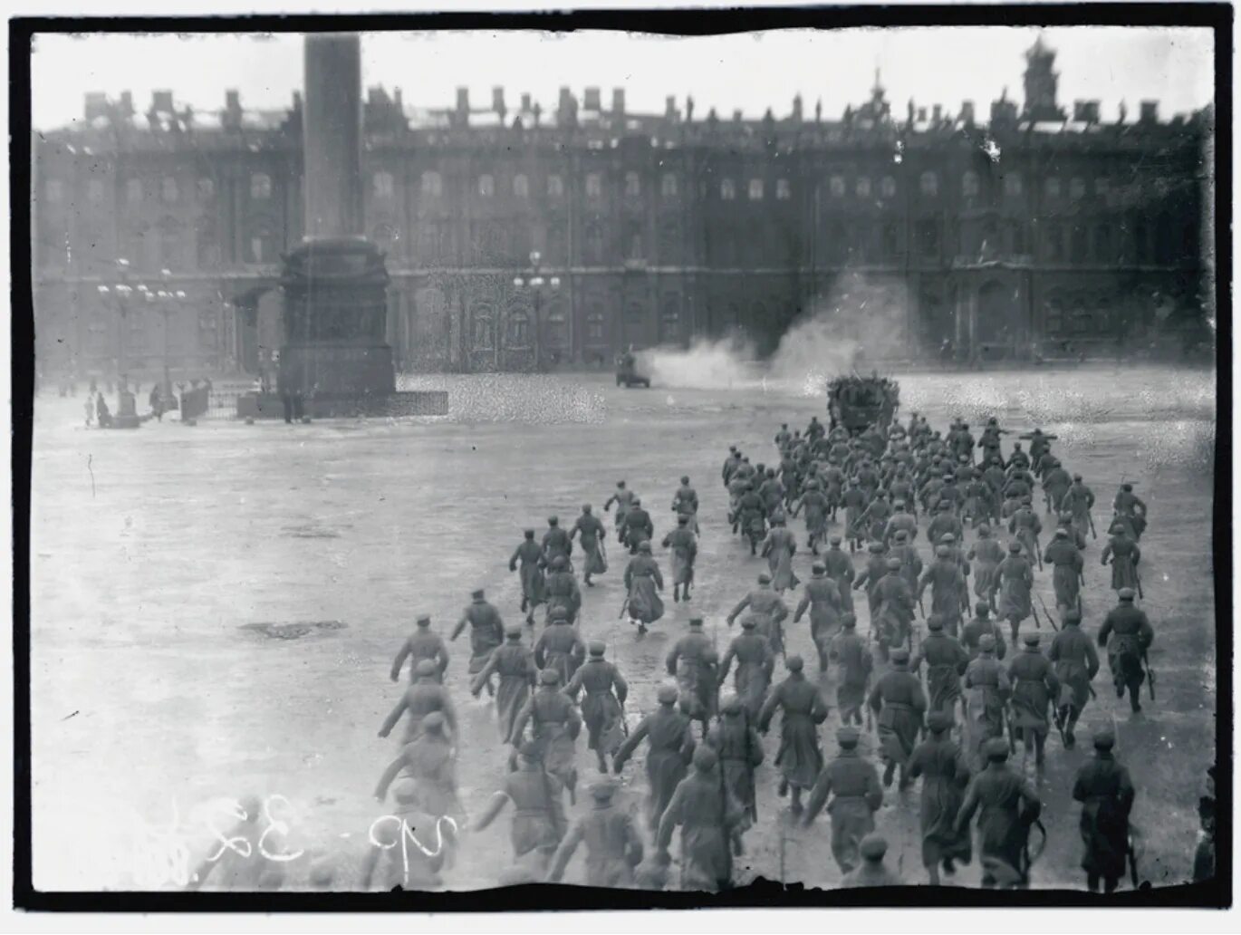 Цель взрыва зимнего дворца. Штурм зимнего дворца 1917. октябрьская революция 1917 штурм зимнего дворца. революция 1917 штурм зимнего дворца. штурм зимний дворец санкт-петербург 1917 г.