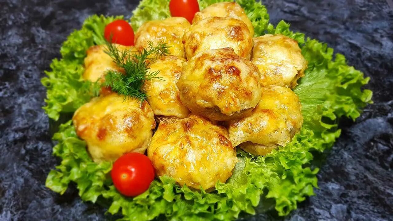 Куриные ножки под сыром. Куриные ножки со сметаной и сыром. Голень куриная запеченная. Голень запеченная с сыром. Голень с сыром в духовке.