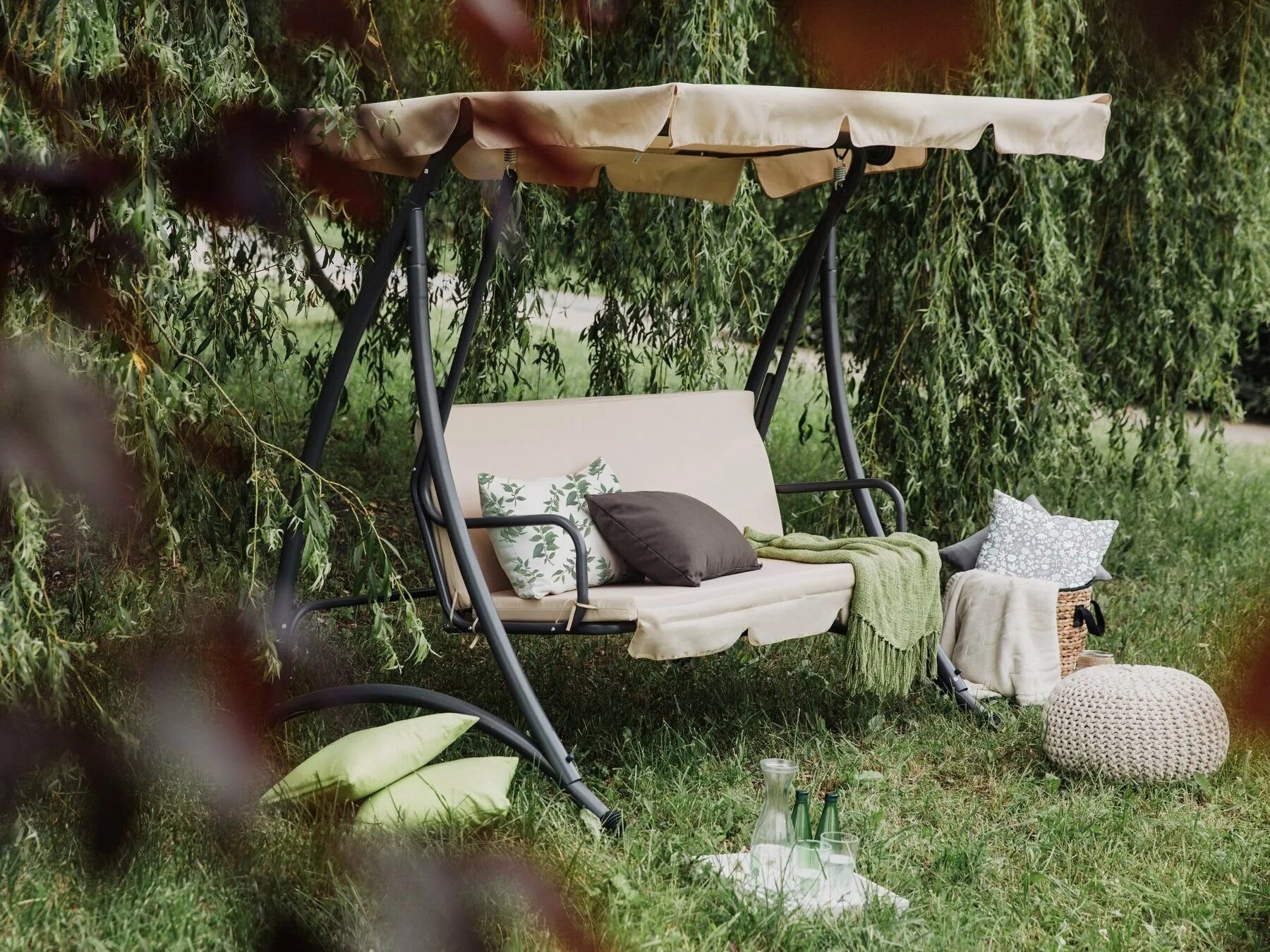 Возле качели. Подвесные качели для сада. Качели. Качели орлиное гнездо. Садовые качели garden4you montreal.