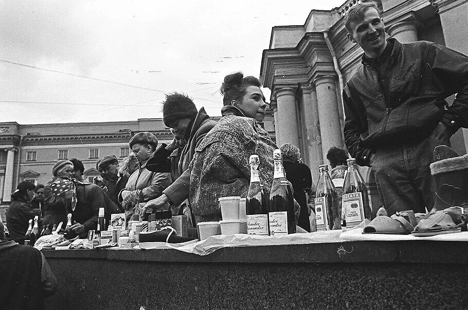 Зона перестройки. Фарцовщики Ленинград Сенная площадь. Ленинград 1990 год в СССР. Перестройка в СССР В 80-Е годы. Москва в 90е годы перестройка.