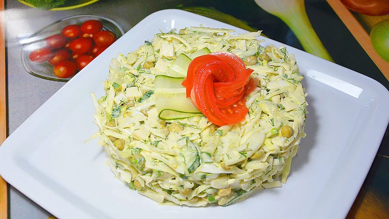 Капуста салат быстро и вкусно. Салаты на скорую руку. простые салаты на скорую руку. украшение салата из капусты. легкий салат.