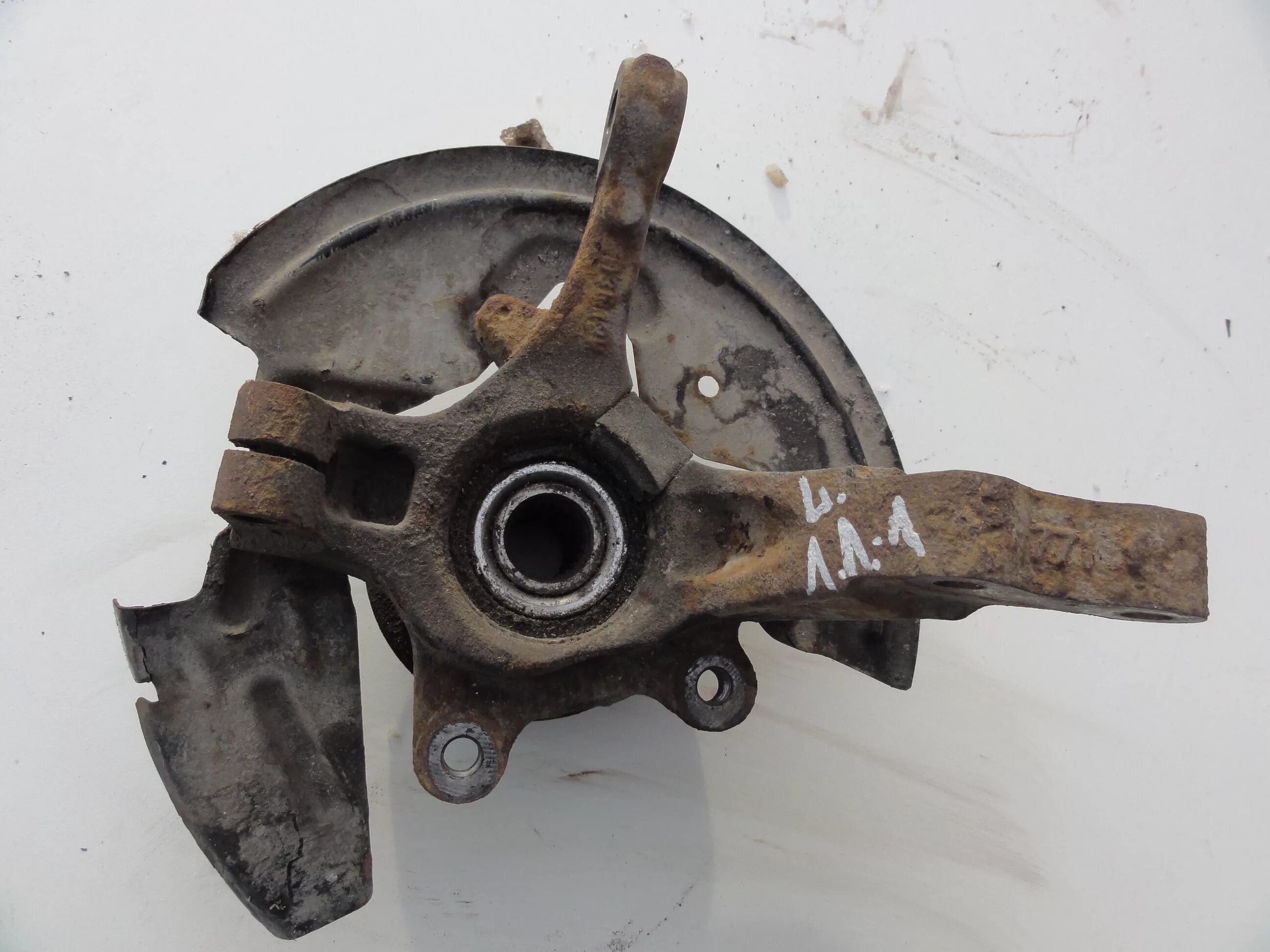 кулак поворотный передний левый. кулак поворотный передний левый. кулак ларгус 100мм. поворотный кулак тойота королла 120. поворотный кулак шевроле лачетти.