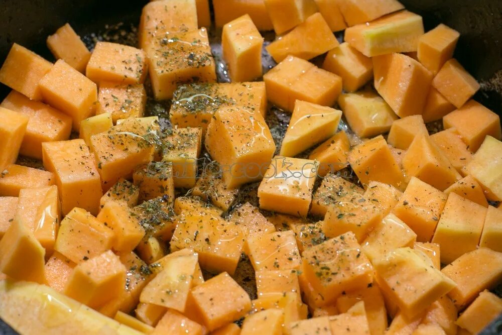 Блюда из замороженной тыквы быстро и вкусно. Тыква резаная замороженная. Как порезать маленькую тыкву. Можно ли готовить замороженную тыкву. Тыква резаная замороженная.