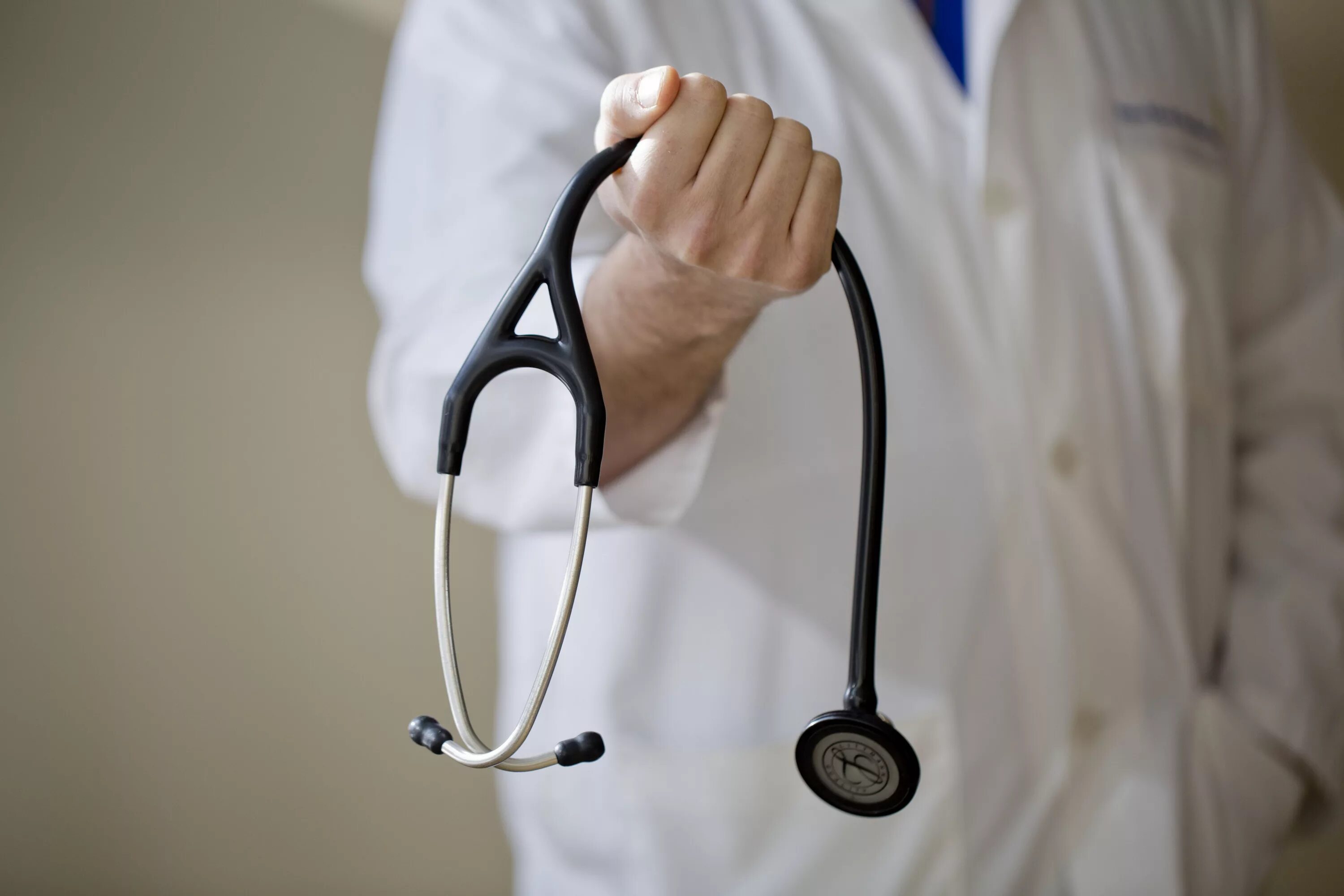 Нехватка врачей в поликлиниках. Поликлиника заставка. Халат врача на вешалке. Дефицит врачей. Здоровье медицина.