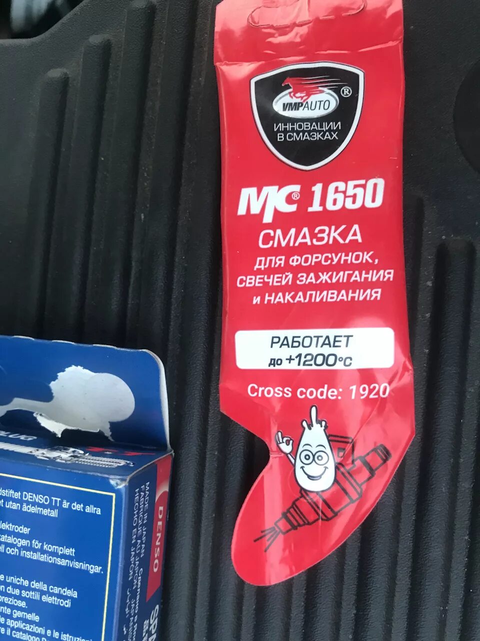 Свечи vag диэлектрическая смазка. Чем смазать резьбу свечей зажигания. Чем смазать резьбу свечей зажигания. Смазка диэлектрическая для катушек зажигания. Диэлектрическая смазка для свечей зажигания.