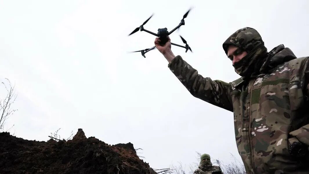 Схватка якута и украинца с дрона. Схватка якута и украинца с дрона. Бпла свичблейд 600. Беспилотник в небе. Схватка якута и украинца с дрона.