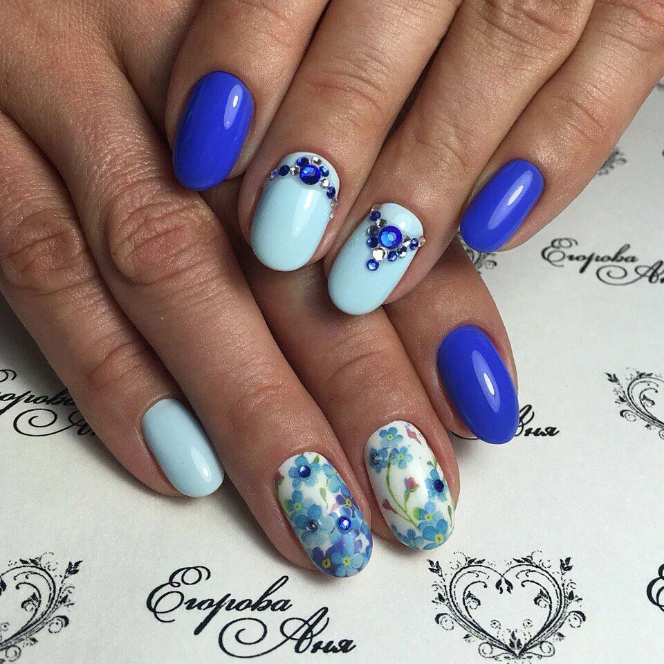 Голубые ногти с цветочками. Весенний маникюр голубой. Голубой маникюр с цветочками. Весенний маникюр на овальные ногти.