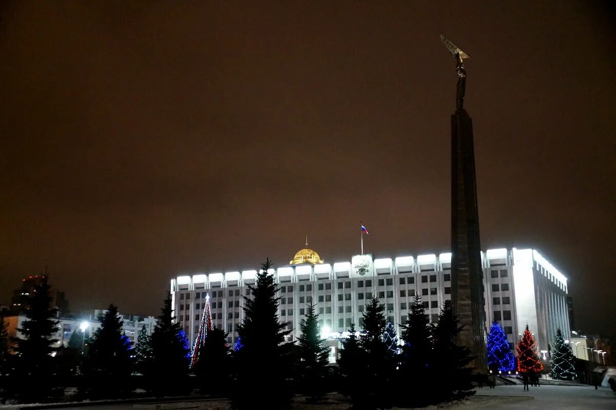 Правительство самарской. Самара здание правительства. Здание правительства Самарской области. Площадь славы Самара здание правительства. Правительство Самарской области зима.