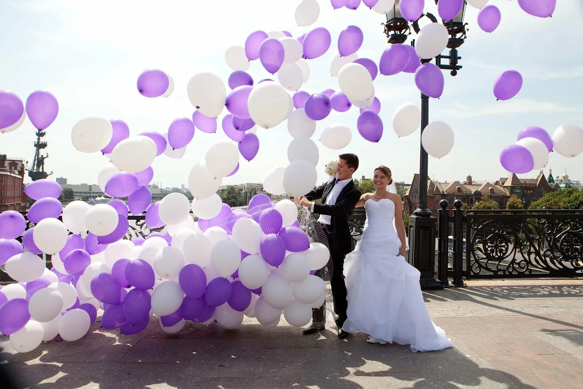 Можно ли запускать шары. Шары на свадьбу. Фотозона на свадьбу с шарами. Гелиевые шары на свадьбу. Надувные шары на свадьбу.