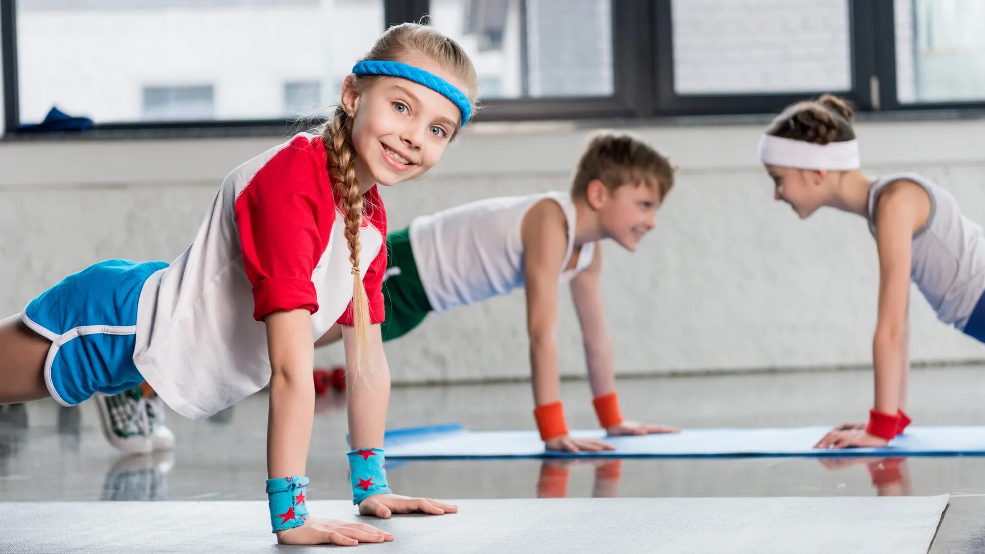 Children do sports. Спортивные дети. Детский спорт. Дети на физкультуре. Детский фитнес.