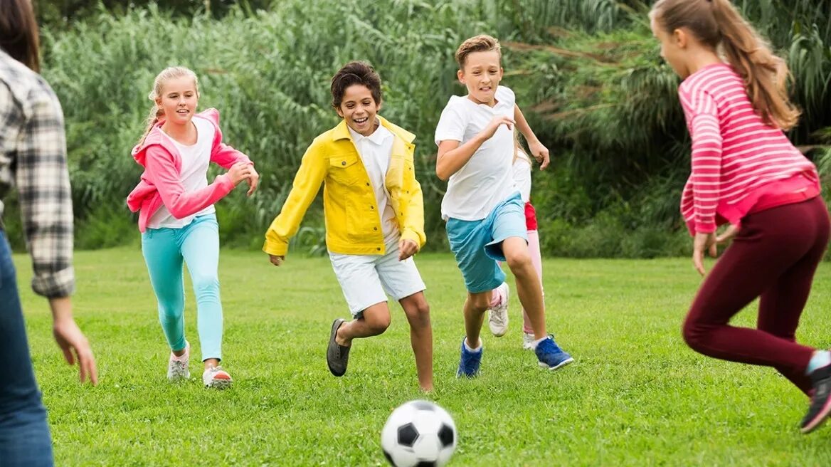Рисунок на тему аутсайд. Play football in the park. Дети играют в футбол. The children went to the park football. Дети играют в футбол.