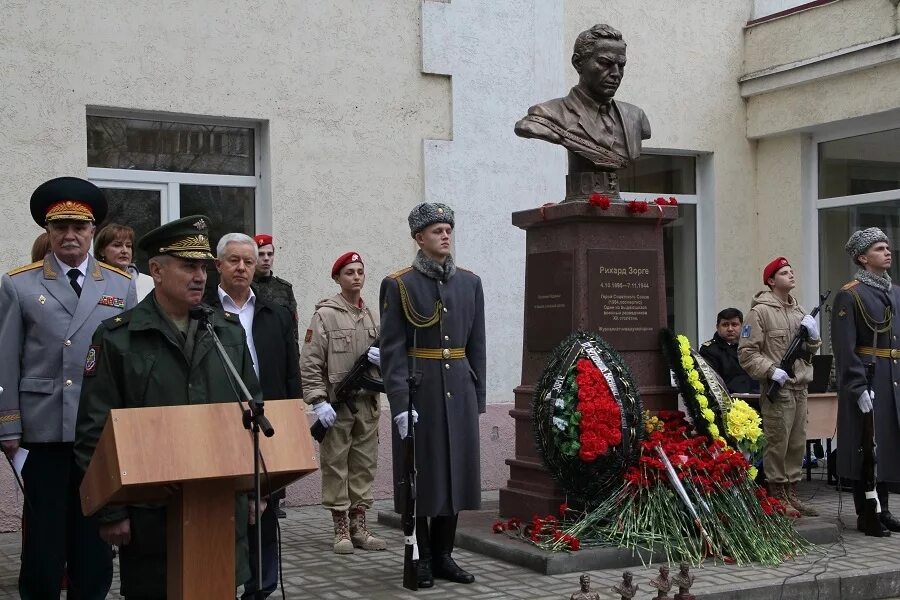 Памятник Зорге в Ростове на Дону. Памятник Рихарду Зорге в Ростове на Дону. Школа № 80 имени героя советского Союза Рихарда Зорге. Школа зорге ростов