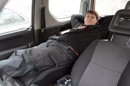 Сидеть на пассажирском сидении. Спать в машине. Спальное место на передних сидениях автомобиля. Ночевка в автомобиле.