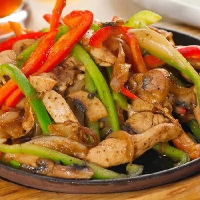 фрикасе из курицы с перцем. фрикасе овощное. фрикасе куриное с болгарским перцем. фрикасе из курицы с грибами и болгарским перцем. фрикасе из курицы с перцем.