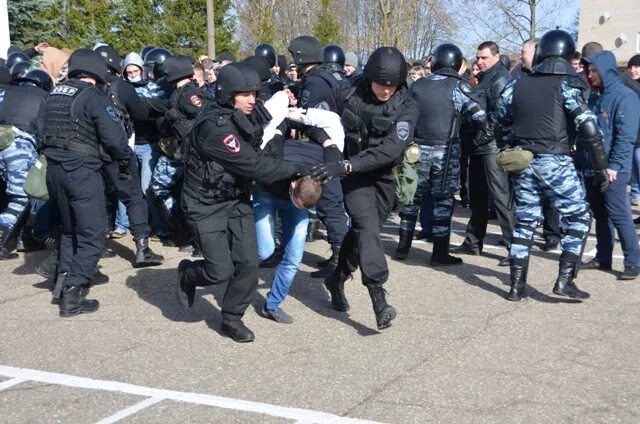 Пресечение нарушения. Пресечение массовых беспорядков. группы полиции при массовых беспорядках. пресечение массовых беспорядков полицией. специальная операция по пресечению массовых беспорядков.