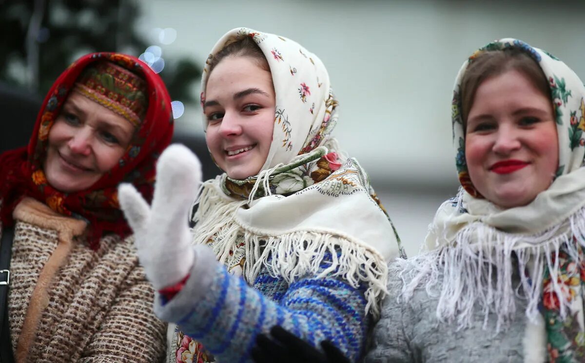 Как завязать платок на масленицу. Платок на Масленицу. Группа девушек в платочках. Русские народные платки на Масленицу. Платок по бабьи.