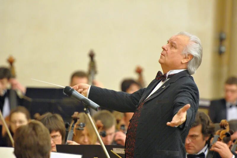 Туган сохиев дирижер. Сохиев дирижер большого театра. Туган таймуразович сохиев. Дирижер большого. Дирижер большого.