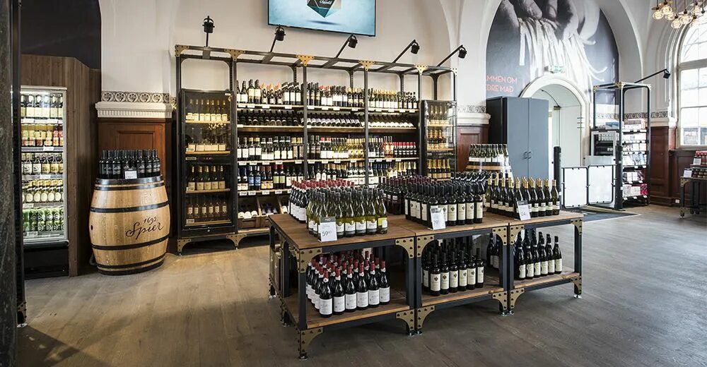 Dogma bottle shop, москва. Dogma bottle shop, москва. Догма бар тюмень. Винные магазины европы. Пивной бар вечрои снаружи.