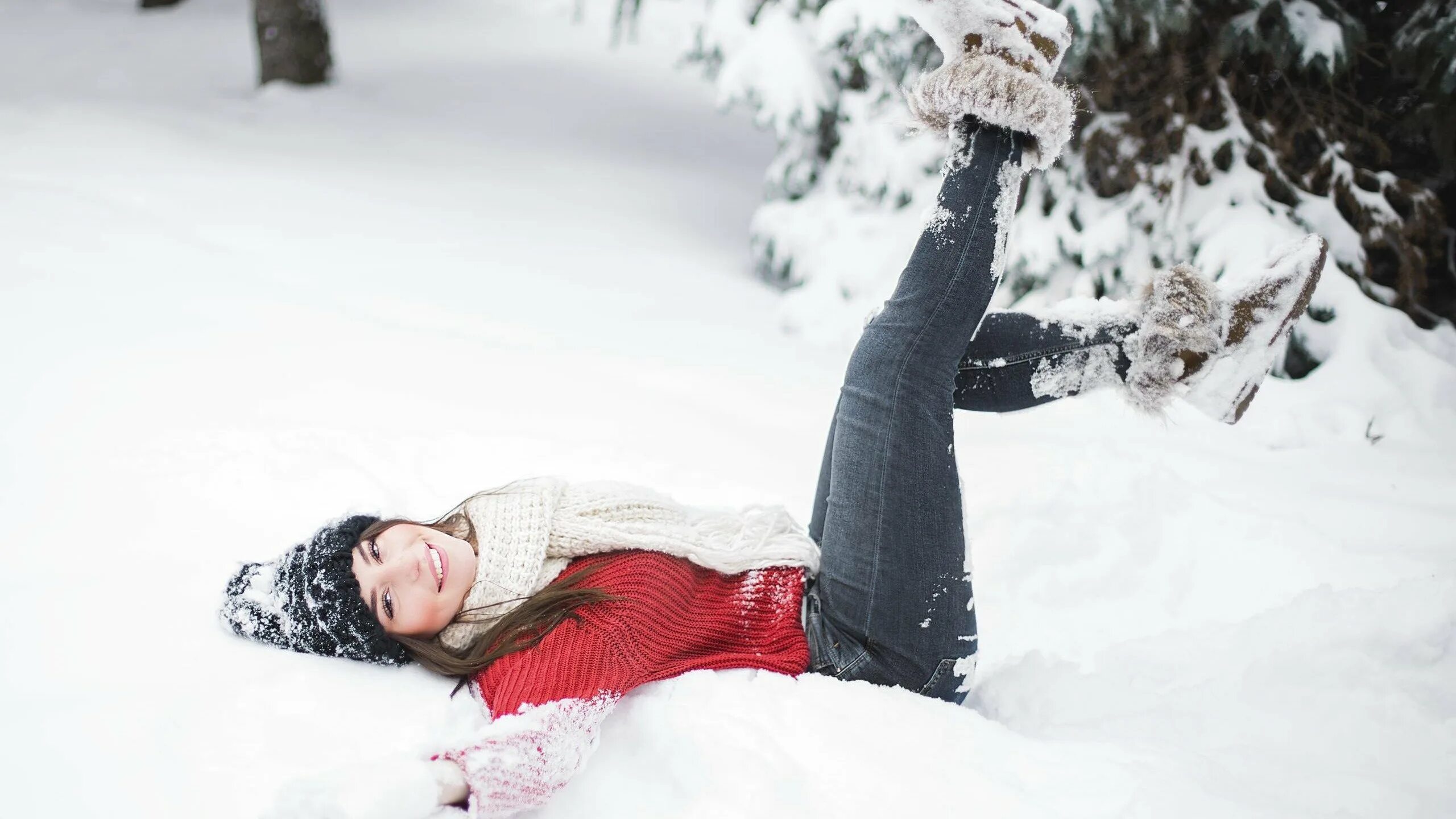 В лесу зимой можно. Зимняя фотосессия. Девушка зима. Девушка лежит на снегу. Девушка зимой.