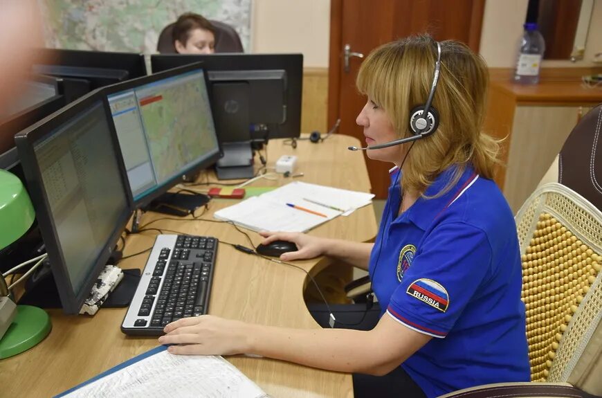 Диспетчер 112 мчс. Оператор быстрее. Оператор быстрее. Гку система 112 москва. Оператор колл центра.