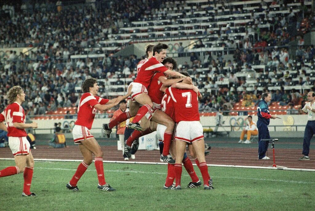 Олимпийская сборная германии. Сборная германии по футболу. Спортивная команда. Олимпийские игры по футболу. Месси олимпийский чемпион 2008.