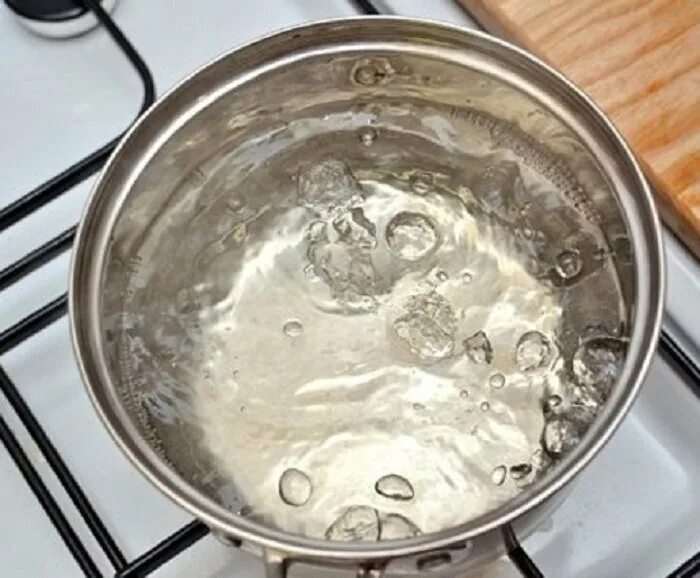 В кастрюлю где находится вода. Кипящая вода в кастрюле. кипение воды в кастрюле. кастрюля с водой. кастрюля с бурлящей водой.
