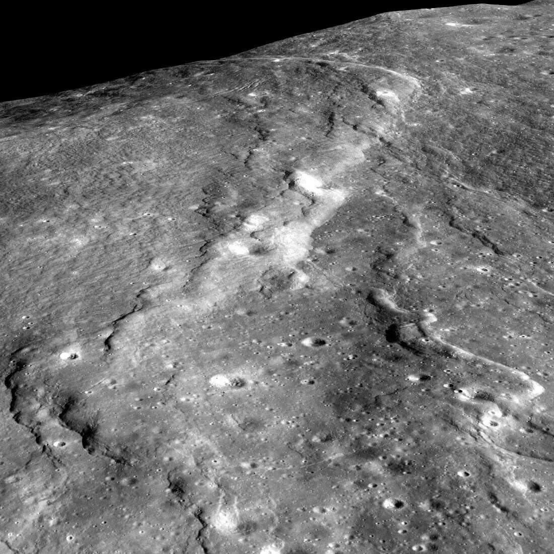 Снимки LRO поверхности Луны. Кратер на обратной стороне Луны. Кратер Iszak d на Луне. НАСА снимки Луны из космоса. Сжатие луны