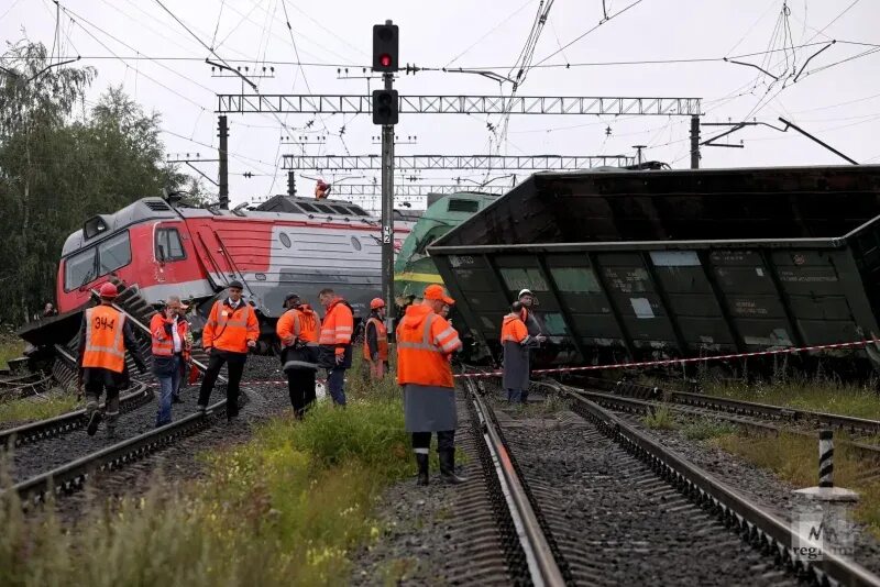 Сошел поезд россия. Сход с рельсов вл80. Станция Мегет крушение поезда. Сход тепловоза на станции Томск грузовой 20 июля. Сход вагонов станция Абалаково.