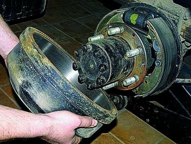 Заклинило задний барабан как снять. Газель некст задний барабанный тормоз. регулировка задних тормозных колодок газель некст. газ 231073 колодки задние тормозные. снять задний тормозной барабан газель некст.