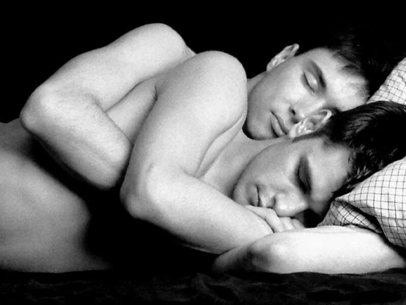 Двое мужчин обнимаются в постели. Парни лежат в обнимку. Два парня обнимаются в кровати. Парни спят в обнимку. Парни в постели спят